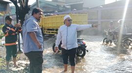 Camat Pasar Kemis H. Nurhanudin meninjau lokasi genangan air pasca hujan deras yang terjadi Jumat, 29 Agustus 2025 malam. (Dok. Metrosiar)