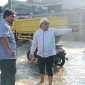 Camat Pasar Kemis H. Nurhanudin meninjau lokasi genangan air pasca hujan deras yang terjadi Jumat, 29 Agustus 2025 malam. (Dok. Metrosiar)
