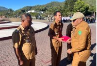 Penjabat Sekda Ngada, Yohanes C. Watu Ngebu menyerahkan secara simbolis Bendera Merah Putih kepada 5 Perwakilan Camat saat Pencanangan Gerakan Pembagian 10 Juta Bendera Merah Putih. (Foto: portal.ngadakab.go.id)