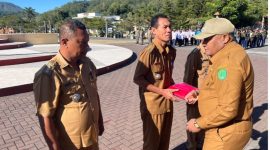 Penjabat Sekda Ngada, Yohanes C. Watu Ngebu menyerahkan secara simbolis Bendera Merah Putih kepada 5 Perwakilan Camat saat Pencanangan Gerakan Pembagian 10 Juta Bendera Merah Putih. (Foto: portal.ngadakab.go.id)