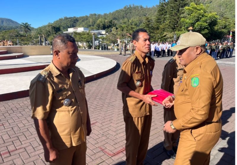 Penjabat Sekda Ngada, Yohanes C. Watu Ngebu menyerahkan secara simbolis Bendera Merah Putih kepada 5 Perwakilan Camat saat Pencanangan Gerakan Pembagian 10 Juta Bendera Merah Putih. (Foto: portal.ngadakab.go.id)