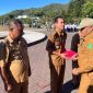 Penjabat Sekda Ngada, Yohanes C. Watu Ngebu menyerahkan secara simbolis Bendera Merah Putih kepada 5 Perwakilan Camat saat Pencanangan Gerakan Pembagian 10 Juta Bendera Merah Putih. (Foto: portal.ngadakab.go.id)