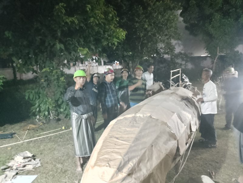 Antusias warga kejaroan 1 di dampingi Rukun warga 1 Desa Kemiri mempersiapkan untuk mengikuti karnaval HUT RI(dok.Rizky/metrosiar)