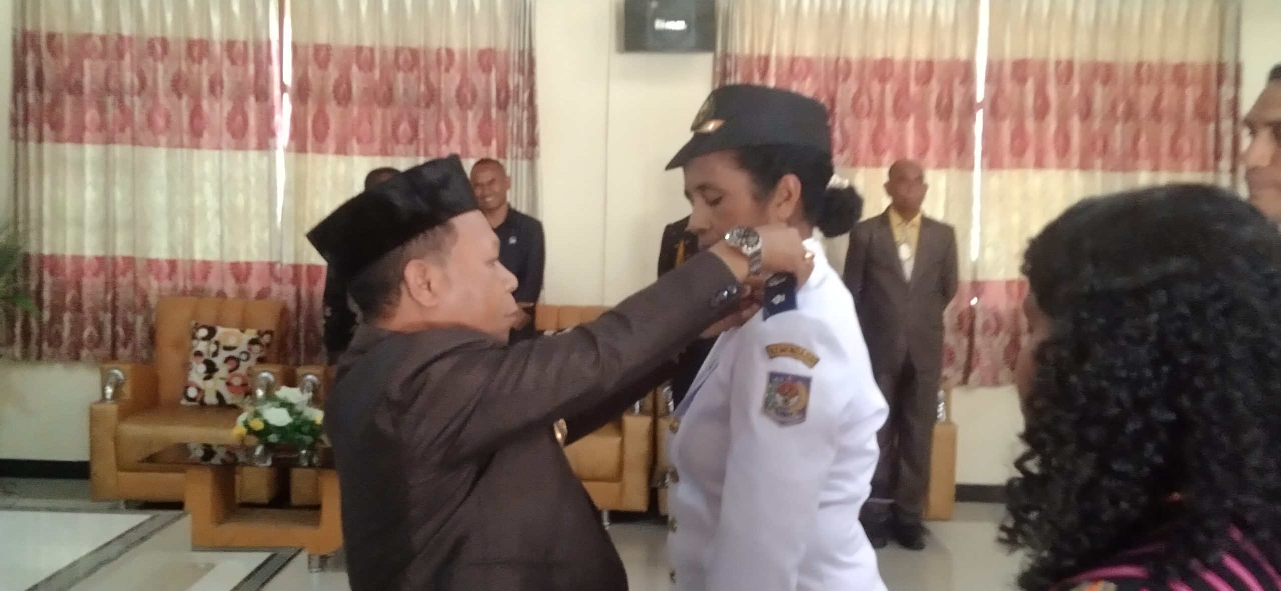 Bupati Ngada, Raymundus Bena menyematkan tanda pangkat kepada Penjabat Desa Tiwu Toda, Eusabia Wea. 