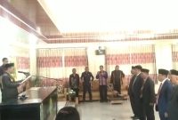 Bupati Ngada, Raymundus Bena saat melantik Direksi Perumda Air Minum Kabupaten Ngada. (Foto: Elfrat Dhena)