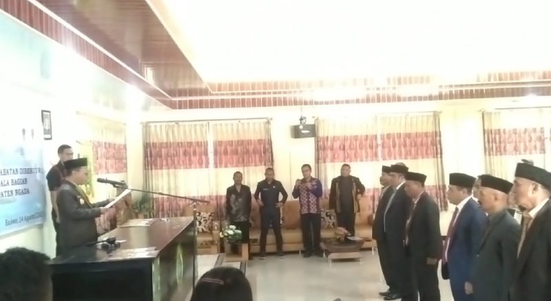Bupati Ngada, Raymundus Bena saat melantik Direksi Perumda Air Minum Kabupaten Ngada. (Foto: Elfrat Dhena)