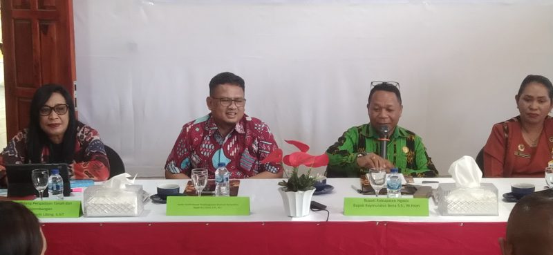 Bupati Ngada, Raymundus Bena (Motif Hijau). (Foto: Elfrat Frans Dhena)