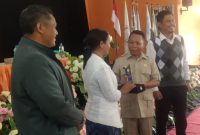 Bupati Ngada, Raymundus Bena menerima Plakat Penghargaan dari STKIP Citra Bakti Ngada usai memberikan kuliah umum kepada mahasiswa baru. (Foto; Elfrat Dhena)