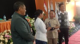 Bupati Ngada, Raymundus Bena menerima Plakat Penghargaan dari STKIP Citra Bakti Ngada usai memberikan kuliah umum kepada mahasiswa baru. (Foto; Elfrat Dhena)
