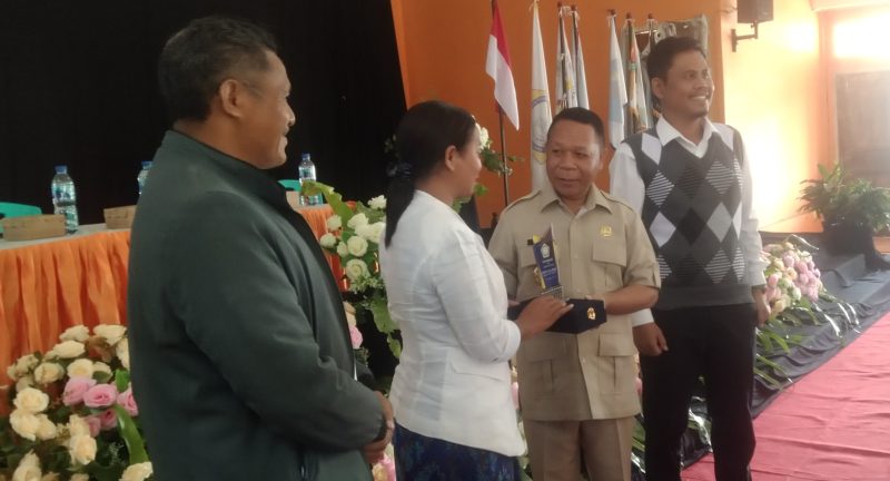 Bupati Ngada, Raymundus Bena menerima Plakat Penghargaan dari STKIP Citra Bakti Ngada usai memberikan kuliah umum kepada mahasiswa baru. (Foto; Elfrat Dhena)