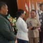 Bupati Ngada, Raymundus Bena menerima Plakat Penghargaan dari STKIP Citra Bakti Ngada usai memberikan kuliah umum kepada mahasiswa baru. (Foto; Elfrat Dhena)