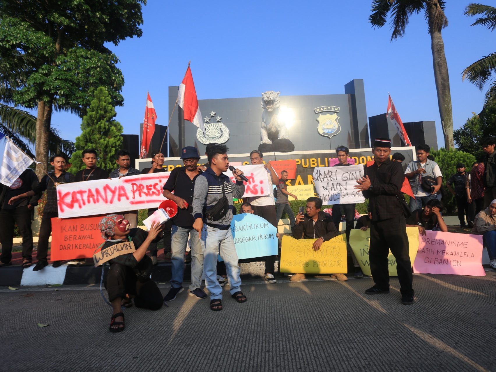 Suasana demonstrasi hingga menjelang malam. Dok Istimewa.