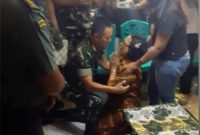 Ibu Prada Lucky Chepril Saputra Namo berlutut memohon keadilan di hadapan Pangdam IX/Udayana (Foto: Facebook/Aditiya Sudtcljipto)