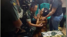 Ibu Prada Lucky Chepril Saputra Namo berlutut memohon keadilan di hadapan Pangdam IX/Udayana (Foto: Facebook/Aditiya Sudtcljipto)