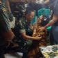 Ibu Prada Lucky Chepril Saputra Namo berlutut memohon keadilan di hadapan Pangdam IX/Udayana (Foto: Facebook/Aditiya Sudtcljipto)