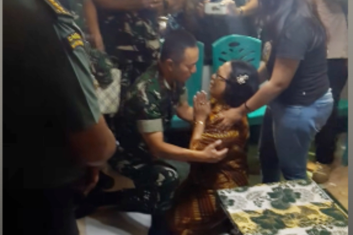Ibu Prada Lucky Chepril Saputra Namo berlutut memohon keadilan di hadapan Pangdam IX/Udayana (Foto: Facebook/Aditiya Sudtcljipto)