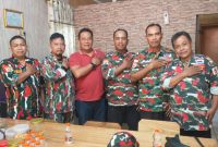 Jajaran Pengurus LASKAR MERAH PUTIH MAC Rajeg bersama Kapolsek AKP Hajaji, saat silaturahmi sebelum acara Lepas Sambut. (Asmara'65/Metrosiar)