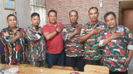 Jajaran Pengurus LASKAR MERAH PUTIH MAC Rajeg bersama Kapolsek AKP Hajaji, saat silaturahmi sebelum acara Lepas Sambut. (Asmara'65/Metrosiar)