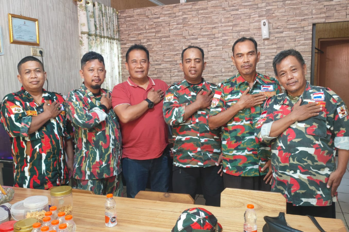 Jajaran Pengurus LASKAR MERAH PUTIH MAC Rajeg bersama Kapolsek AKP Hajaji, saat silaturahmi sebelum acara Lepas Sambut. (Asmara'65/Metrosiar)