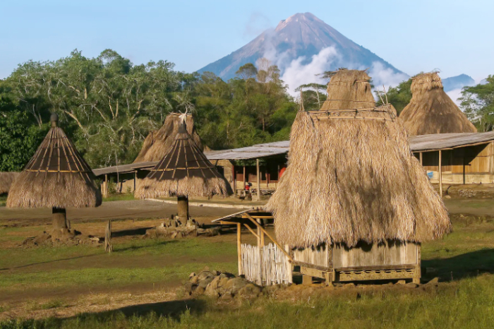 Menapak jejak sejarah Wogo, Wabup Ngada Berni Dhey tracking dari Nua Olo hingga Pasar Napu Bheto dalam rangka Festival Wolobobo 2025.