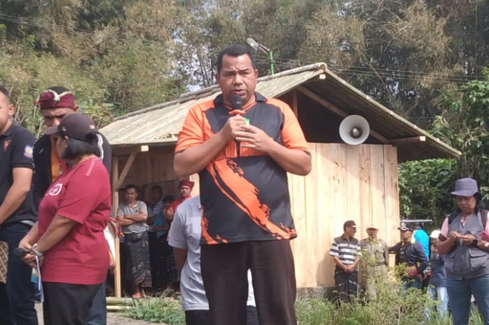 Festival Wolobobo 2025 tuai pujian Ketua DPRD Ngada Romi Juji yang ajak warga Wogo jaga budaya demi menjadikan Ngada ikon wisata Indonesia. Potret Ketua DPRD Ngada, Romilus Juji atau yang akrab disapa Romi Juji. (Foto: Frans Dhena)