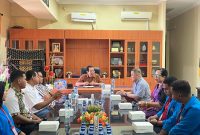 Bupati Simplisius Donatus sambut perwakilan mahasiswa Universitas Flores Ende di ruang kerjanya. (Foto: Prokopim)