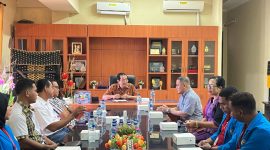 Bupati Simplisius Donatus sambut perwakilan mahasiswa Universitas Flores Ende di ruang kerjanya. (Foto: Prokopim)