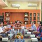 Bupati Simplisius Donatus sambut perwakilan mahasiswa Universitas Flores Ende di ruang kerjanya. (Foto: Prokopim)