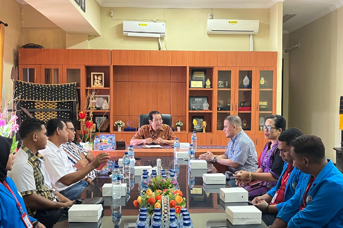 Bupati Simplisius Donatus sambut perwakilan mahasiswa Universitas Flores Ende di ruang kerjanya. (Foto: Prokopim)