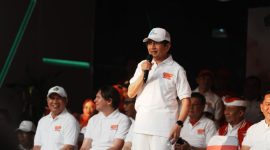 Menteri Agama Nasaruddin Umar melepas Jalan Sehat Kerukunan di Kantor Kementerian Agama, Sabtu (16/8/2025). (Foto: Kemenag.go.id)