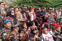 Foto bersama Ketua Umum Laskar Merah Putih H.M. Arsyad Cannu. (Asmara'65/Metrosiar)