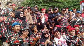 Foto bersama Ketua Umum Laskar Merah Putih H.M. Arsyad Cannu. (Asmara'65/Metrosiar)