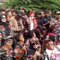 Foto bersama Ketua Umum Laskar Merah Putih H.M. Arsyad Cannu. (Asmara'65/Metrosiar)