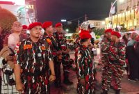 Pasukan Laskar Merah Putih bersama APH melakukan pengamanan HUT ke-80 Kemerdekaan RI di Perempatan Sarinah Thamrin Jakarta. (Foto: Asmara'65/Metrosiar)