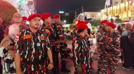 Pasukan Laskar Merah Putih bersama APH melakukan pengamanan HUT ke-80 Kemerdekaan RI di Perempatan Sarinah Thamrin Jakarta. (Foto: Asmara'65/Metrosiar)