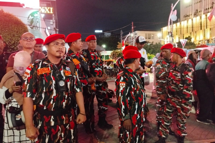 Pasukan Laskar Merah Putih bersama APH melakukan pengamanan HUT ke-80 Kemerdekaan RI di Perempatan Sarinah Thamrin Jakarta. (Foto: Asmara'65/Metrosiar)