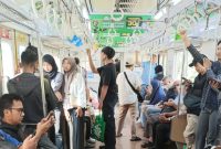 Penumpang KRL Jabodetabek. (Konrad/Metrosiar)