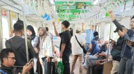 Penumpang KRL Jabodetabek. (Konrad/Metrosiar)