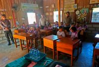 Polsek Maulafa beri 100 siswa TK–SD Kristen Harmony Fatukoa bantuan alat tulis dan pesan moral demi membentuk generasi muda Kupang yang cerdas. (Foto: DOK. Tribrata News NTT)