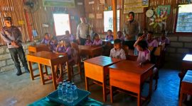 Polsek Maulafa beri 100 siswa TK–SD Kristen Harmony Fatukoa bantuan alat tulis dan pesan moral demi membentuk generasi muda Kupang yang cerdas. (Foto: DOK. Tribrata News NTT)