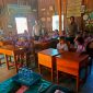 Polsek Maulafa beri 100 siswa TK–SD Kristen Harmony Fatukoa bantuan alat tulis dan pesan moral demi membentuk generasi muda Kupang yang cerdas. (Foto: DOK. Tribrata News NTT)