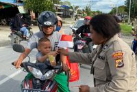 Polwan Polres Keerom membagikan 300 Bendera Merah Putih dan 200 stiker kepada pengendara di Jalan Bhayangkara, Keerom, dalam rangka menyambut HUT RI ke-80 dan menumbuhkan semangat nasionalisme masyarakat. (Foto: DOK. Tribratanews)