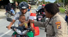 Polwan Polres Keerom membagikan 300 Bendera Merah Putih dan 200 stiker kepada pengendara di Jalan Bhayangkara, Keerom, dalam rangka menyambut HUT RI ke-80 dan menumbuhkan semangat nasionalisme masyarakat. (Foto: DOK. Tribratanews)