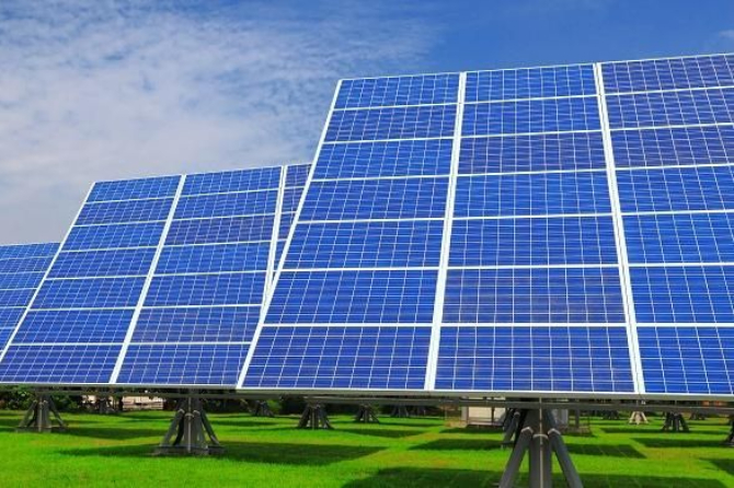 BRIN kembangkan oxasmaragdyrin untuk tingkatkan efisiensi dan stabilitas sel surya perovskite melalui metode ramah lingkungan. (Freepik)