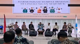 Kepala Kankemenag Karawang Sopian menyampaikan materi tentang prosedur izin pendirian rumah ibadah dalam Seminar Fellowship Pendeta di GBI Galuh Mas. (Foto: Istimewa)