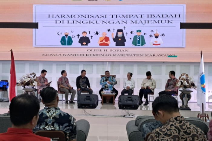 Kepala Kankemenag Karawang Sopian menyampaikan materi tentang prosedur izin pendirian rumah ibadah dalam Seminar Fellowship Pendeta di GBI Galuh Mas. (Foto: Istimewa)
