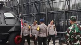 Sinergi Polri dan TNI mengamankan aksi unjuk rasa di Gedung DPR RI, Senayan, Jakarta. (Foto: Istimewa)