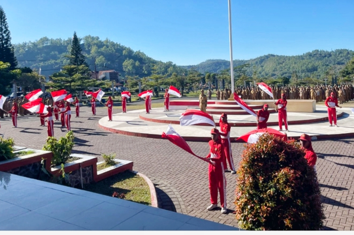 Pj Sekda Ngada canangkan Gerakan 10 Juta Bendera Merah Putih, ajak ASN jadi pelopor kibarkan bendera demi semangat nasionalisme.