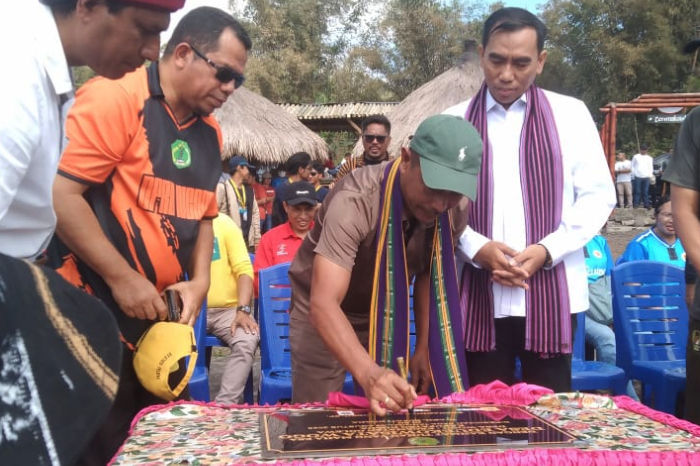 Wakil Bupati Ngada Bernadinus Dhey Ngebu resmikan Desa Wogo sebagai Desa Edu-Eco Wisata pertama, jadi role model kearifan lokal dan pemberdayaan masyarakat. (Foto: Frans Dhena)