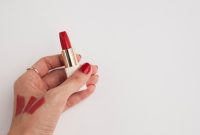 Lipstik merah jadi tren Agustus untuk rayakan Kemerdekaan. Simak tips memilih kemasan dan rekomendasi lipstik terbaiknya di sini. (Freepik/freepik)